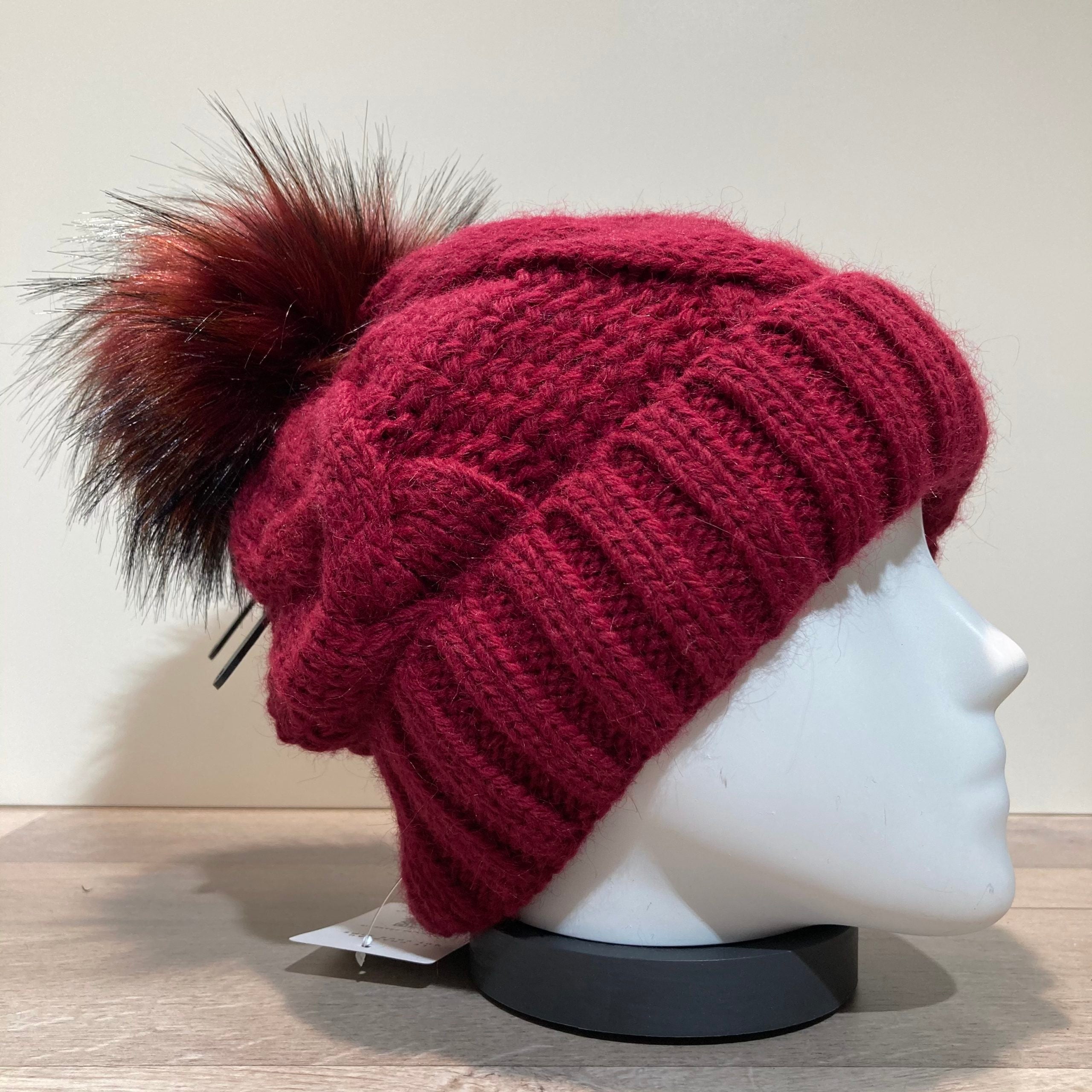 Bonnet tricot torsadé uni bordeaux doublé avec pompon