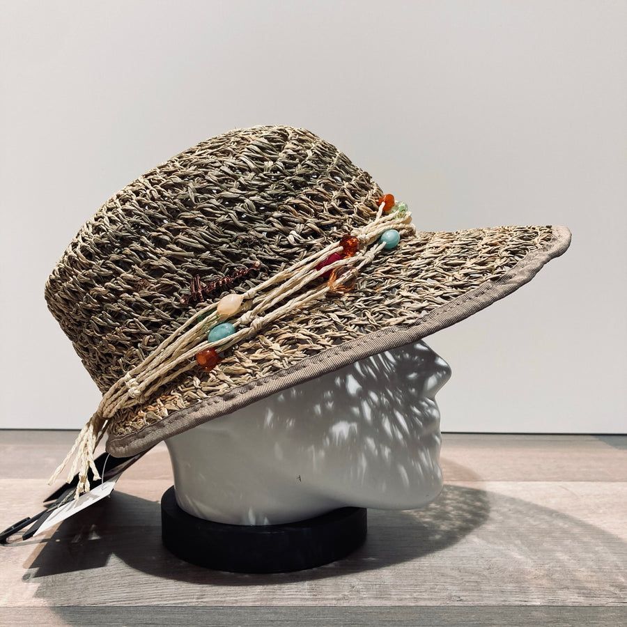 Casquette visière ajourée jonc de mer avec perles