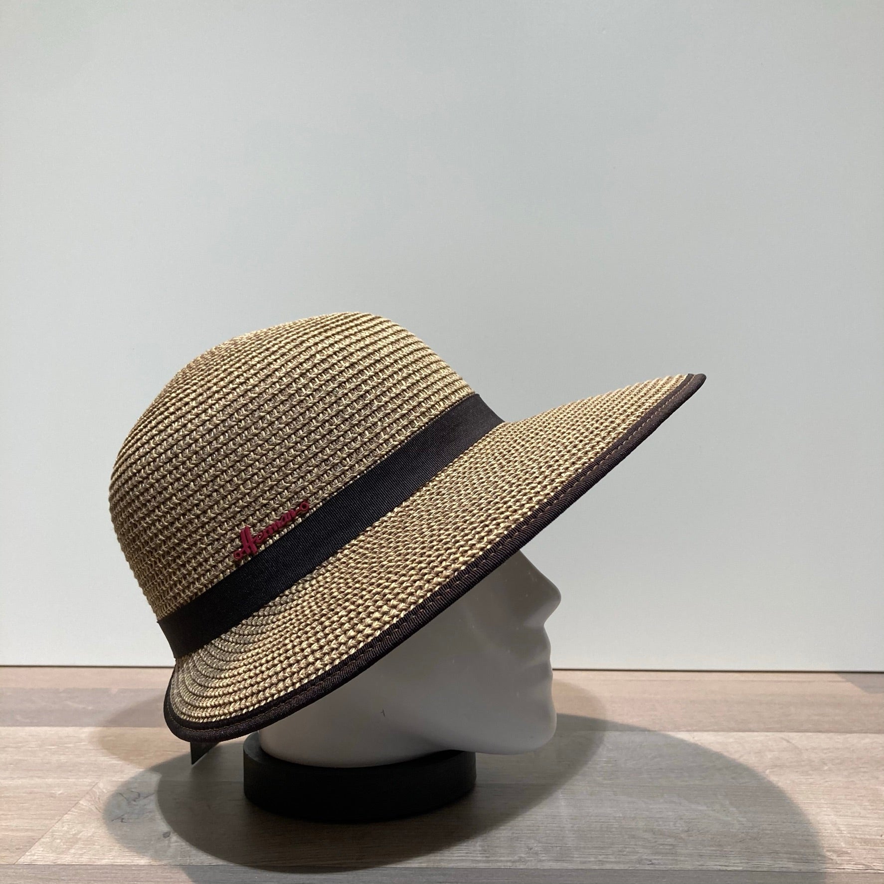 Casquette grande visière beige-noir