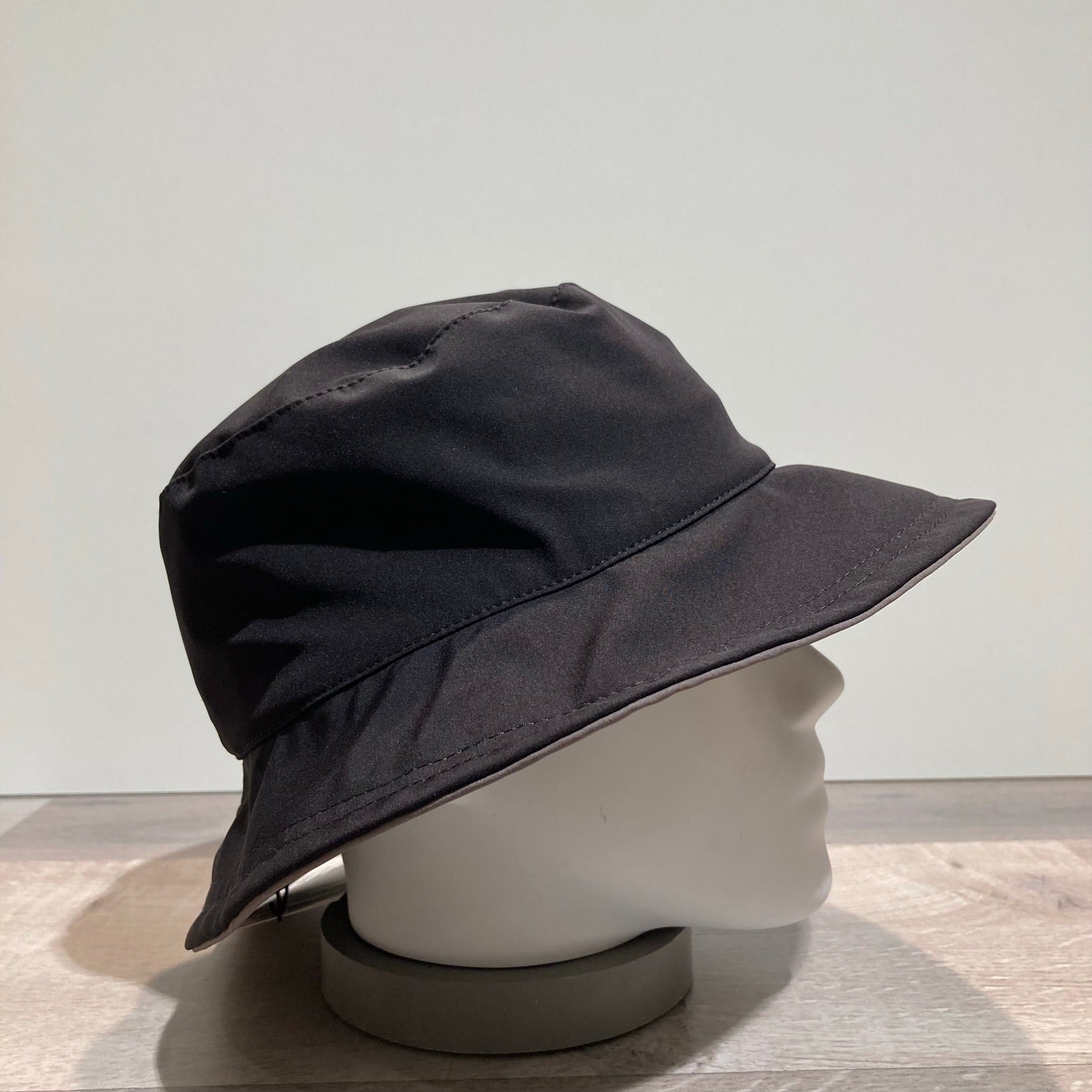 Chapeau bob de pluie noir doublé