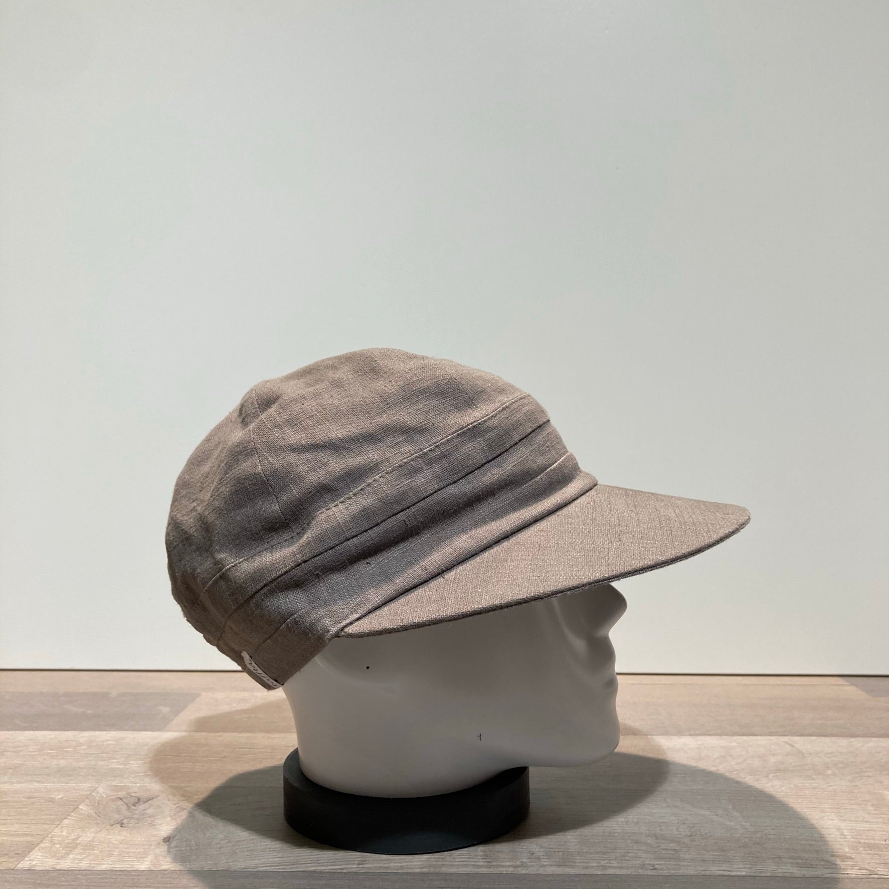 Casquette grande visière taupe élastiquée doublée