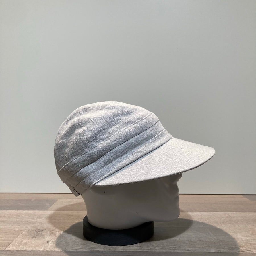 Casquette grande visière gris clair élastiquée doublée