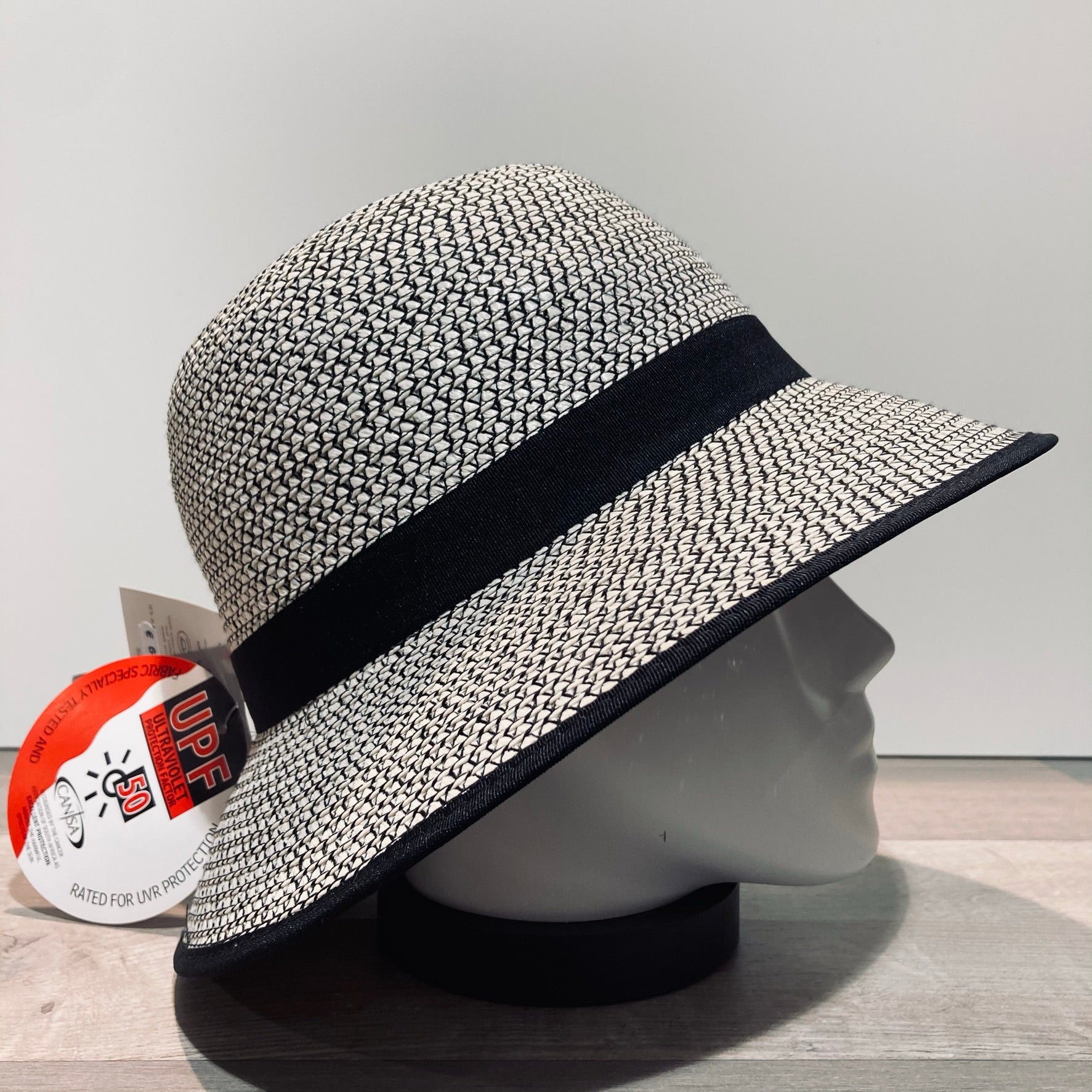 Chapeau cloche Anna Bucket  blanc-noir anti UV ajustable malléable