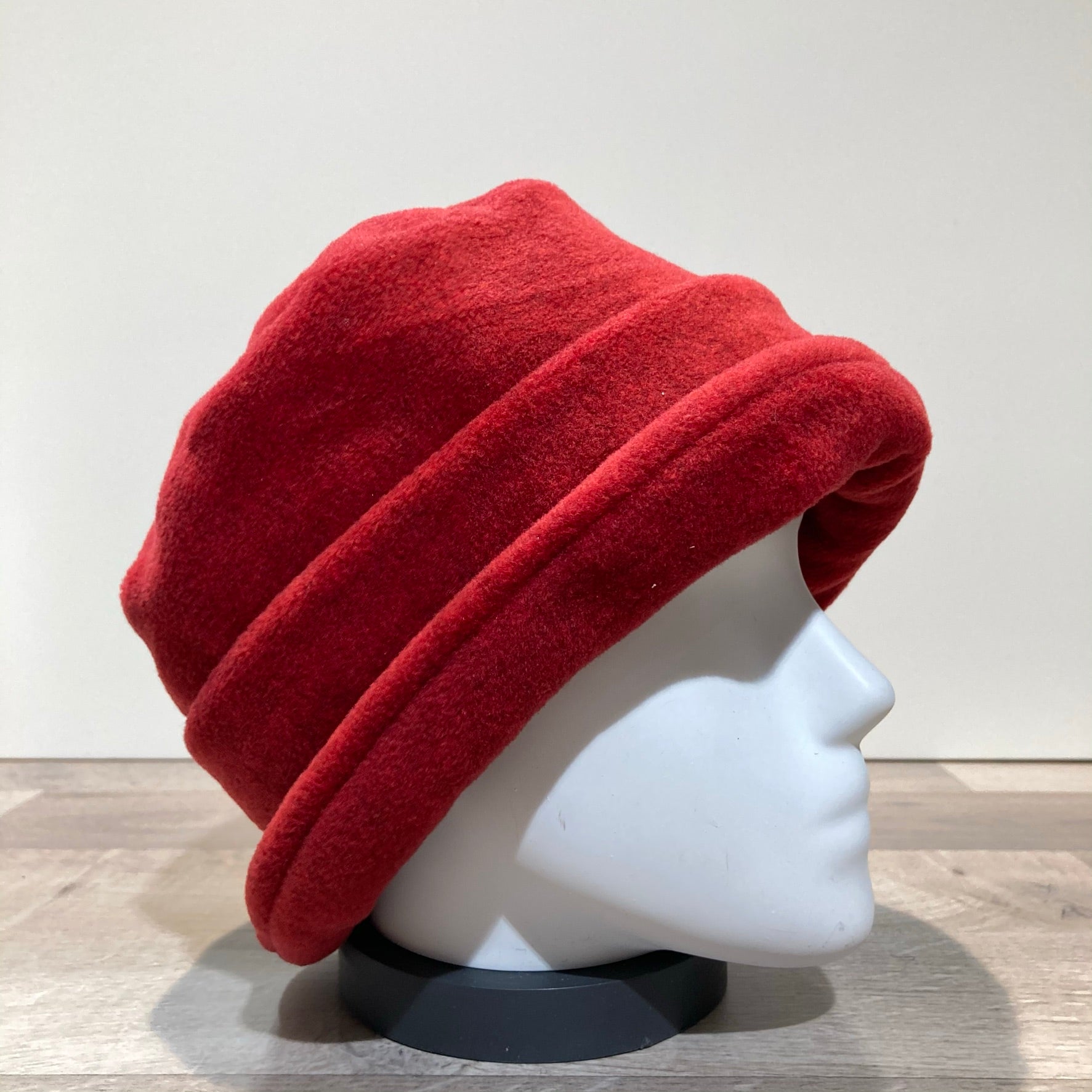 Chapeau cloche polaire rouge foncé doublé