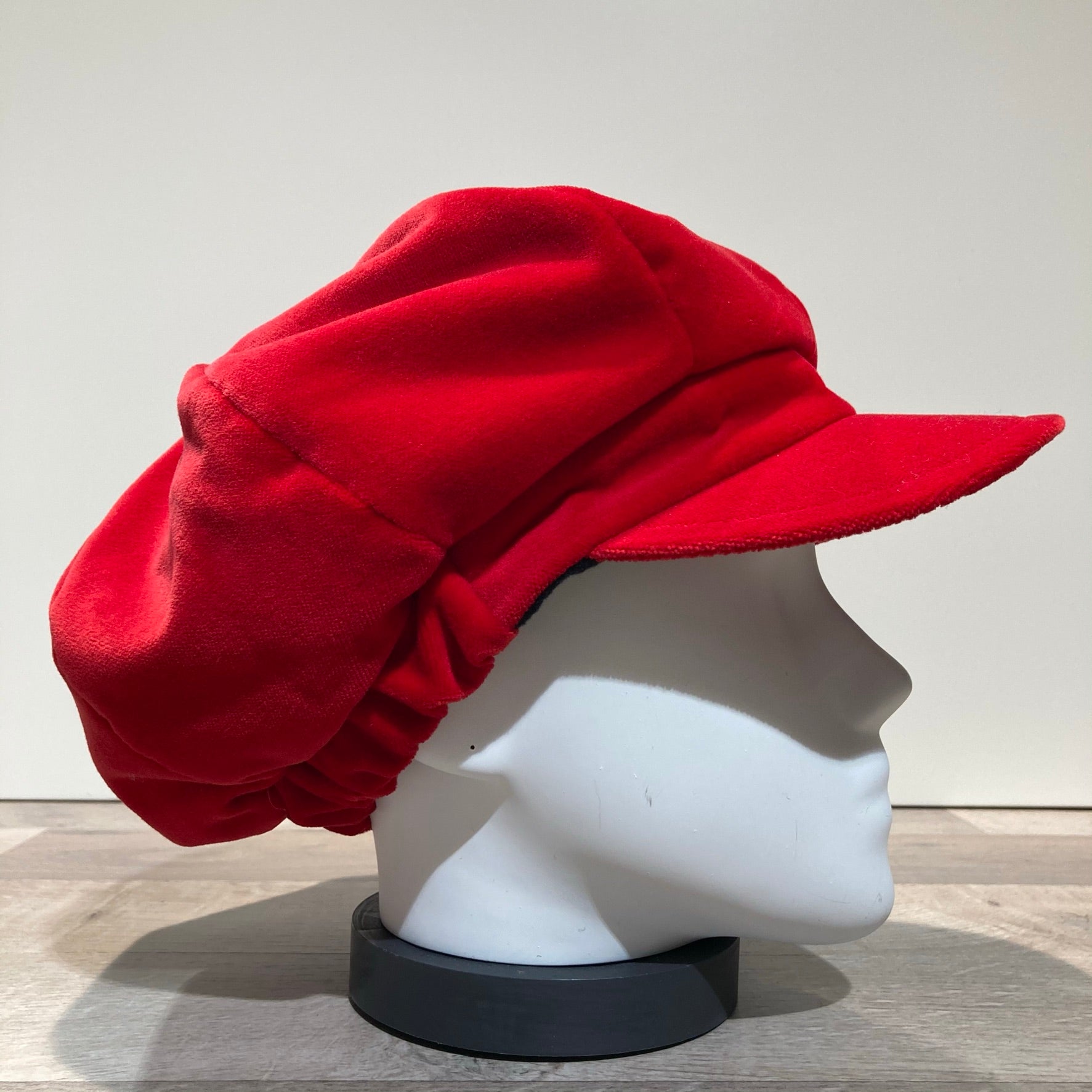 Casquette gavroche gros volume velours rouge élastiquée doublure polaire