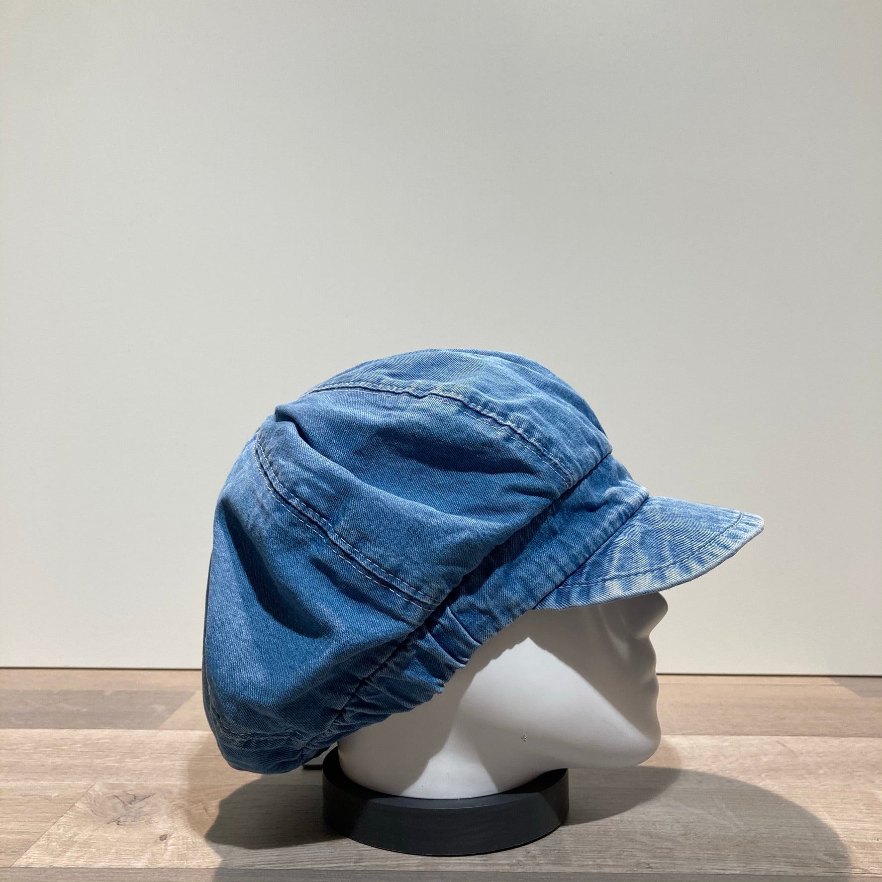 Casquette gavroche gros volume jean délavé élastiquée