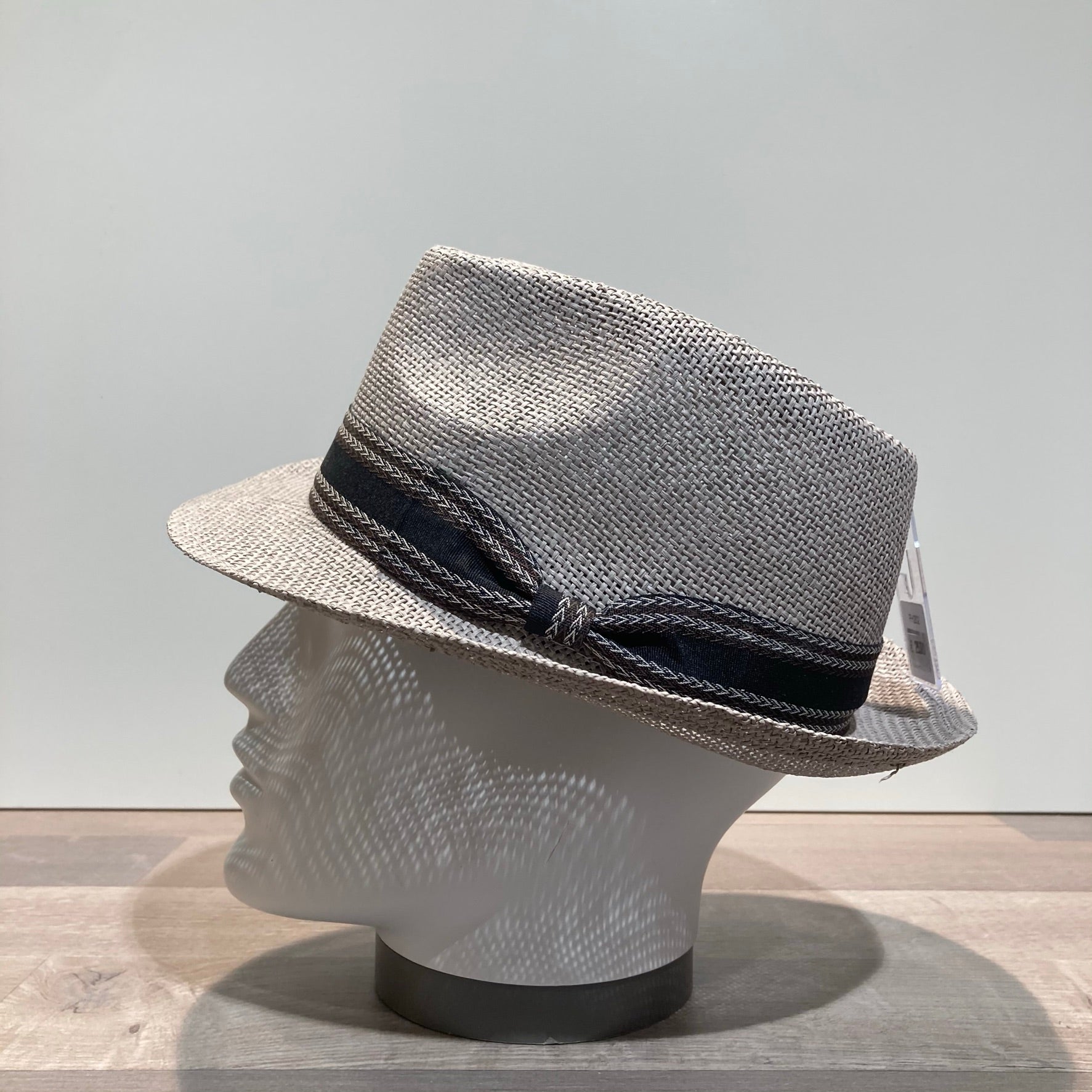 Chapeau trilby gris ajouré