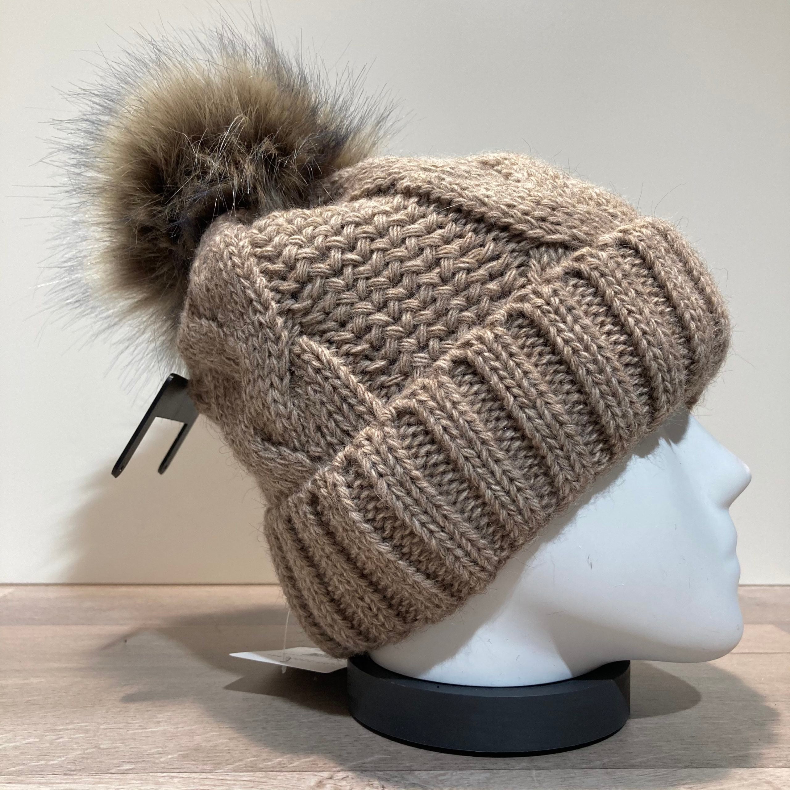 Bonnet tricot torsadé uni taupe doublé avec pompon