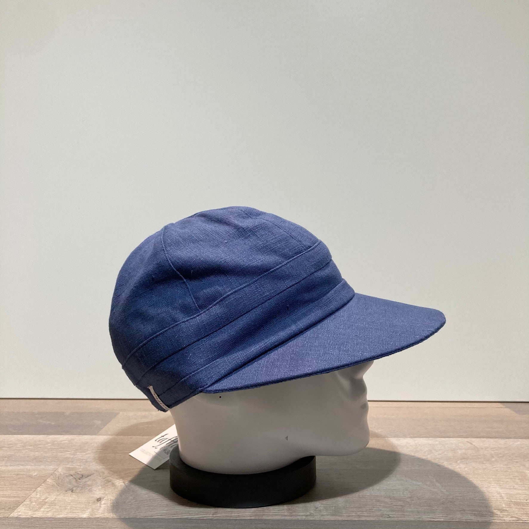 Casquette grande visière bleu élastiquée doublée