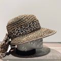 Casquette visière ajourée jonc de mer avec foulard imprimé girafe