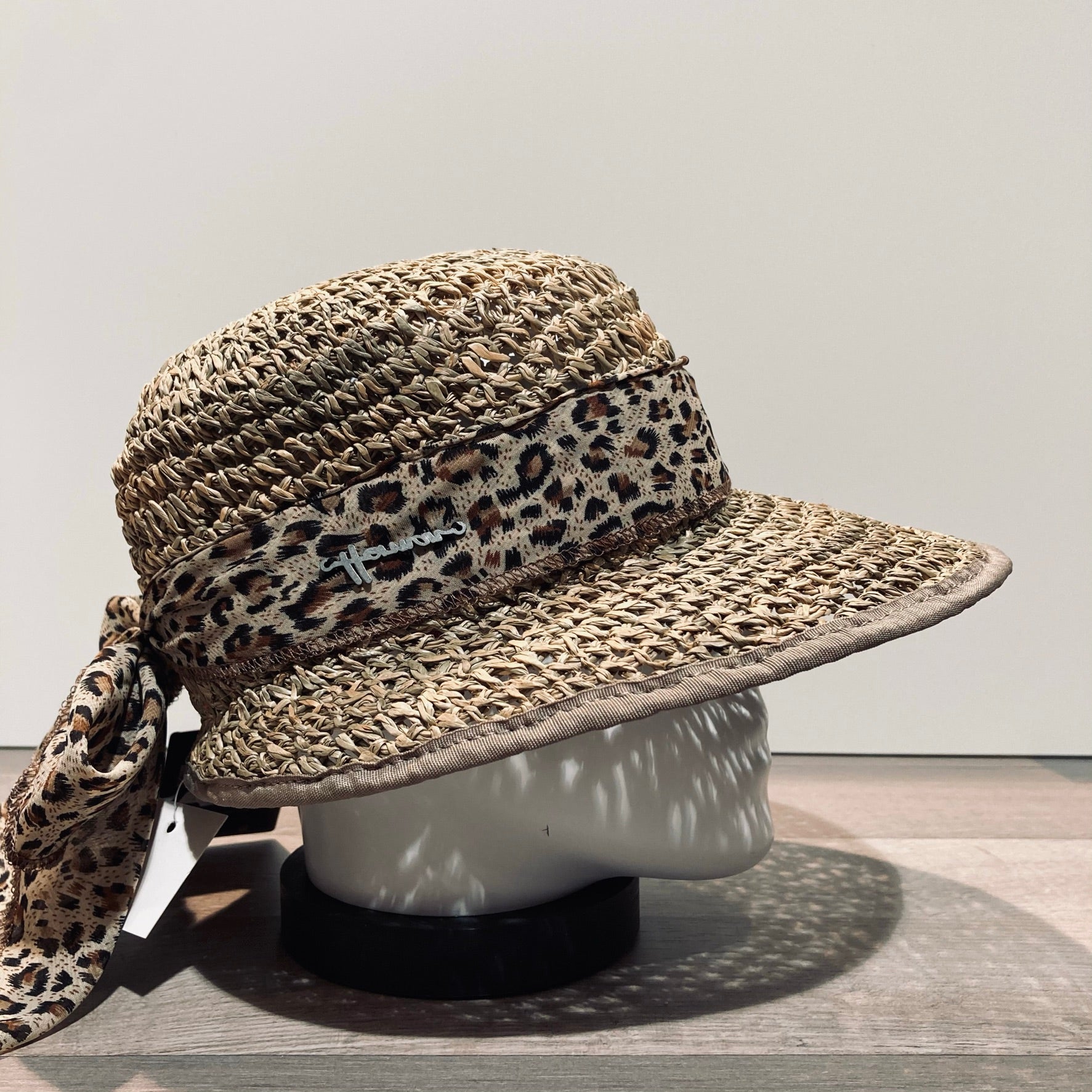 Casquette visière ajourée jonc de mer avec foulard imprimé girafe