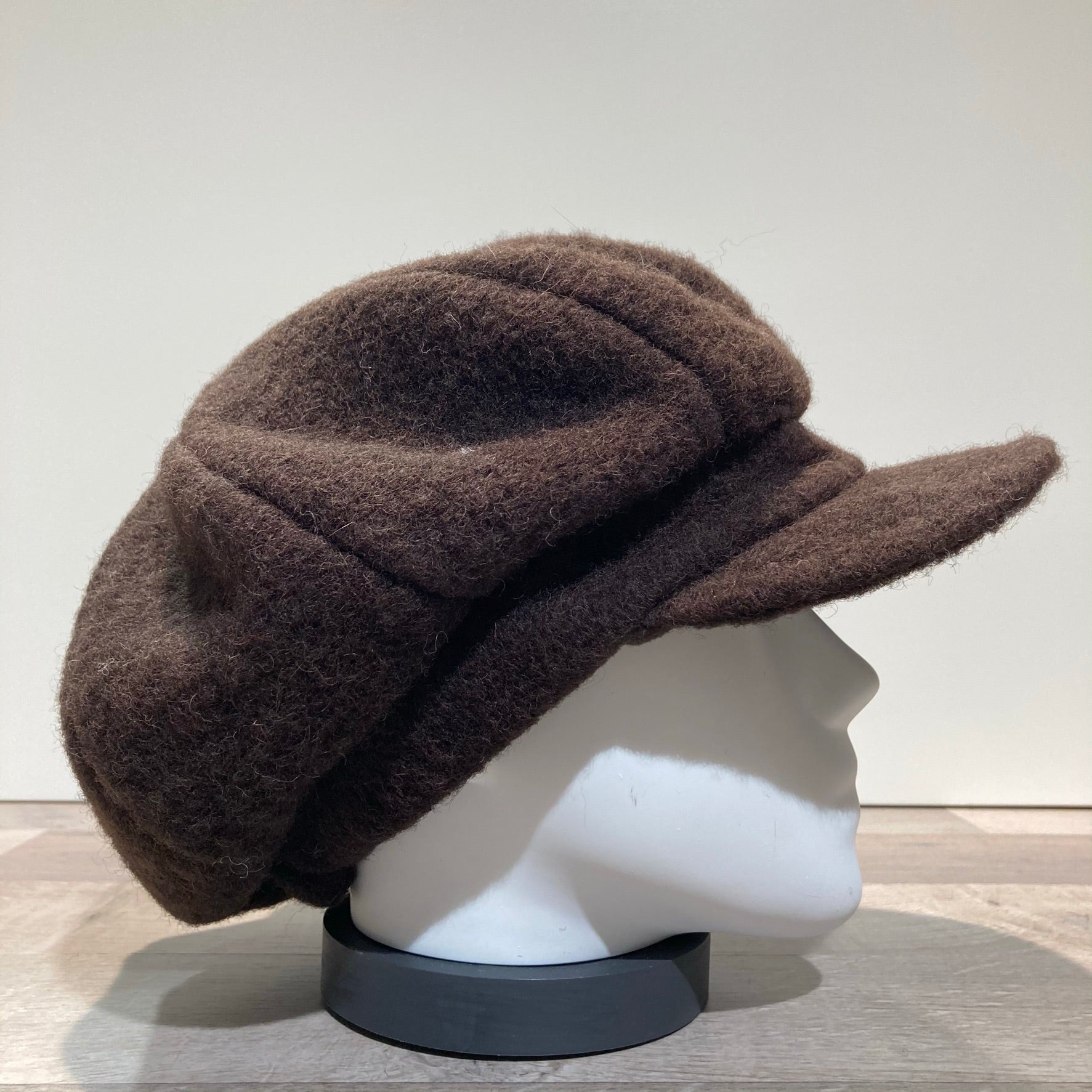 Casquette gavroche gros volume marron foncé élastiquée doublure polaire
