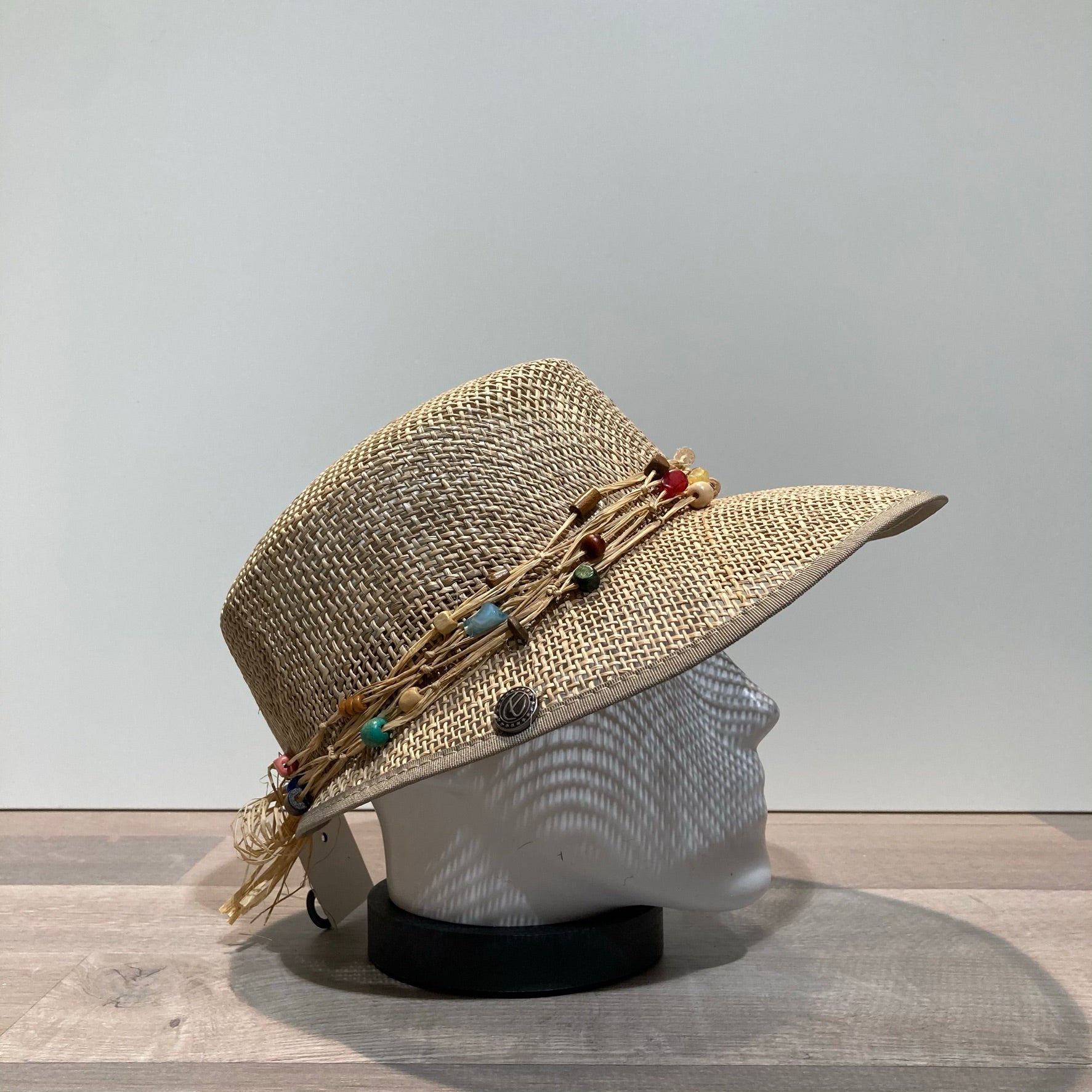 Casquette visière ajourée paille naturelle avec perles