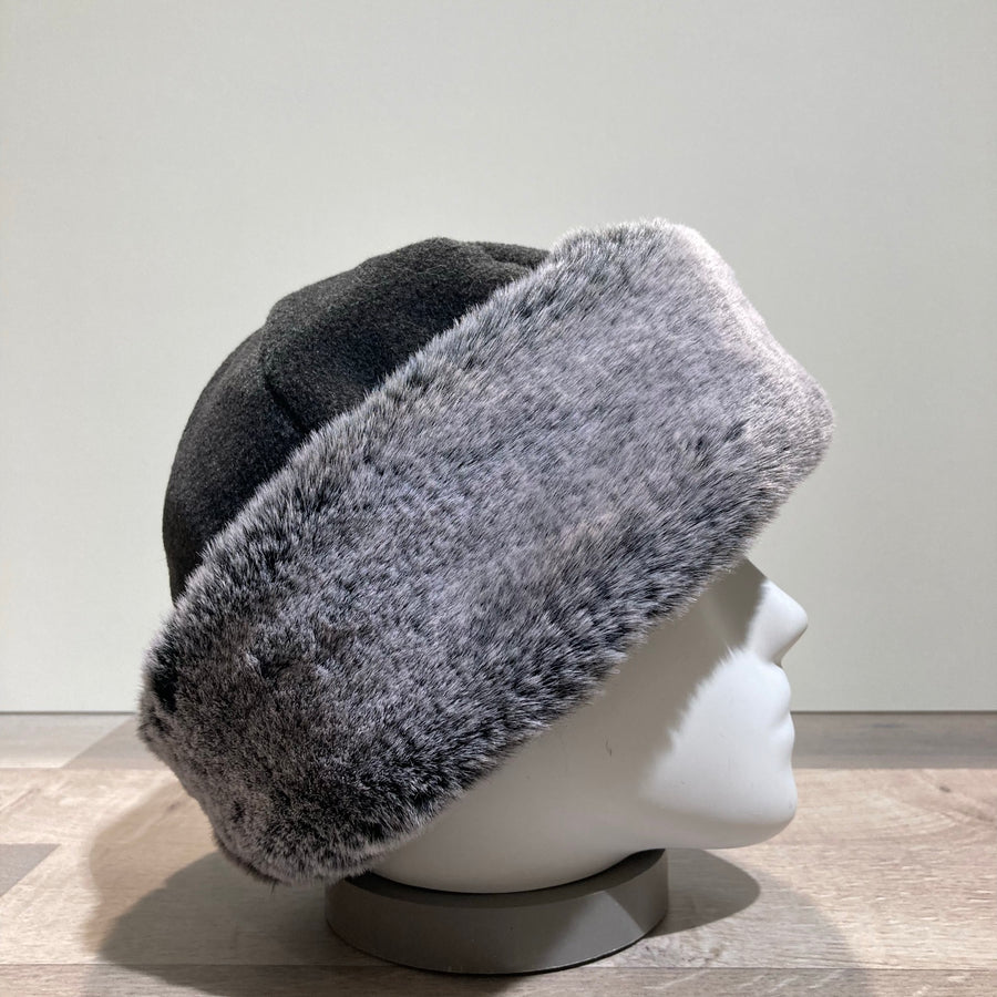 Toque anthracite fausse fourrure doublée polaire avec cache-oreilles rabattables