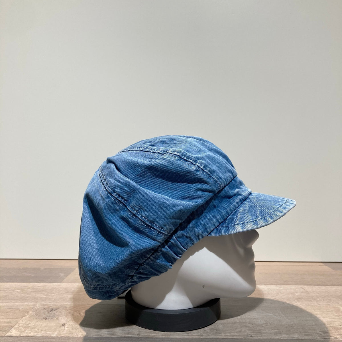 Casquette gavroche gros volume jean délavé élastiquée