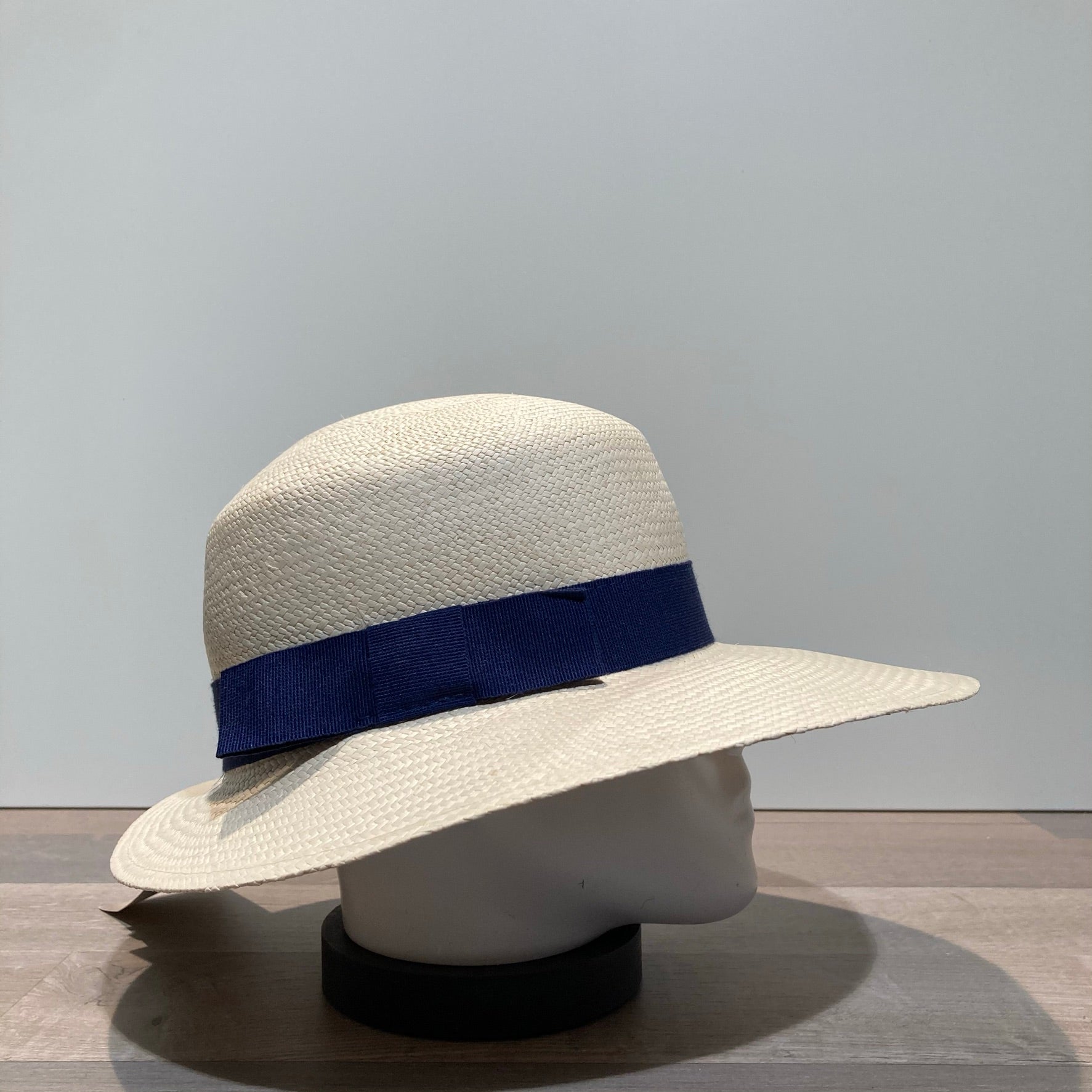 Casquette grande visière panama galon marine