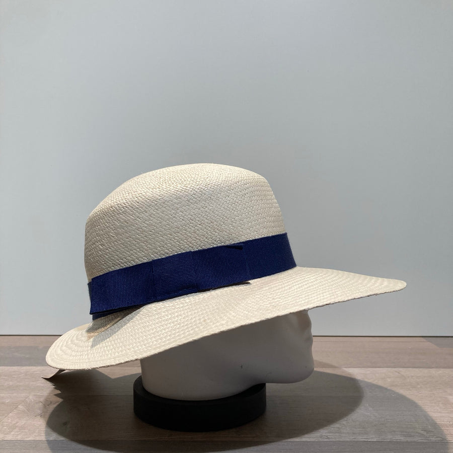 Casquette grande visière panama galon marine