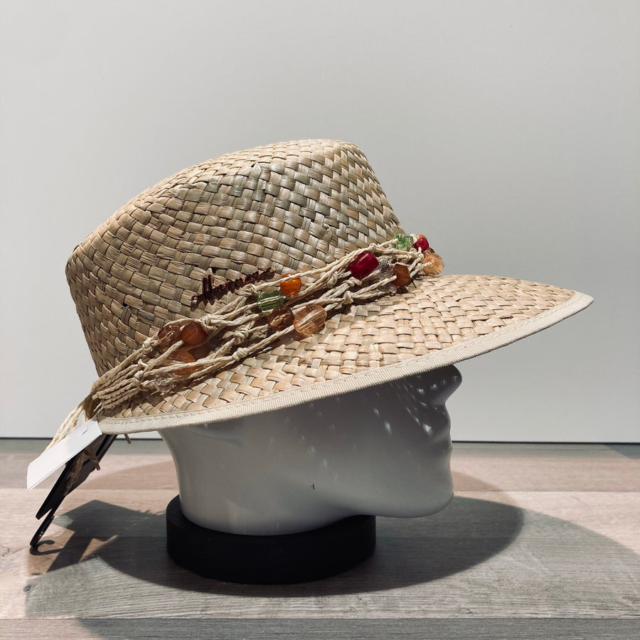 Casquette visière paille naturelle avec perles