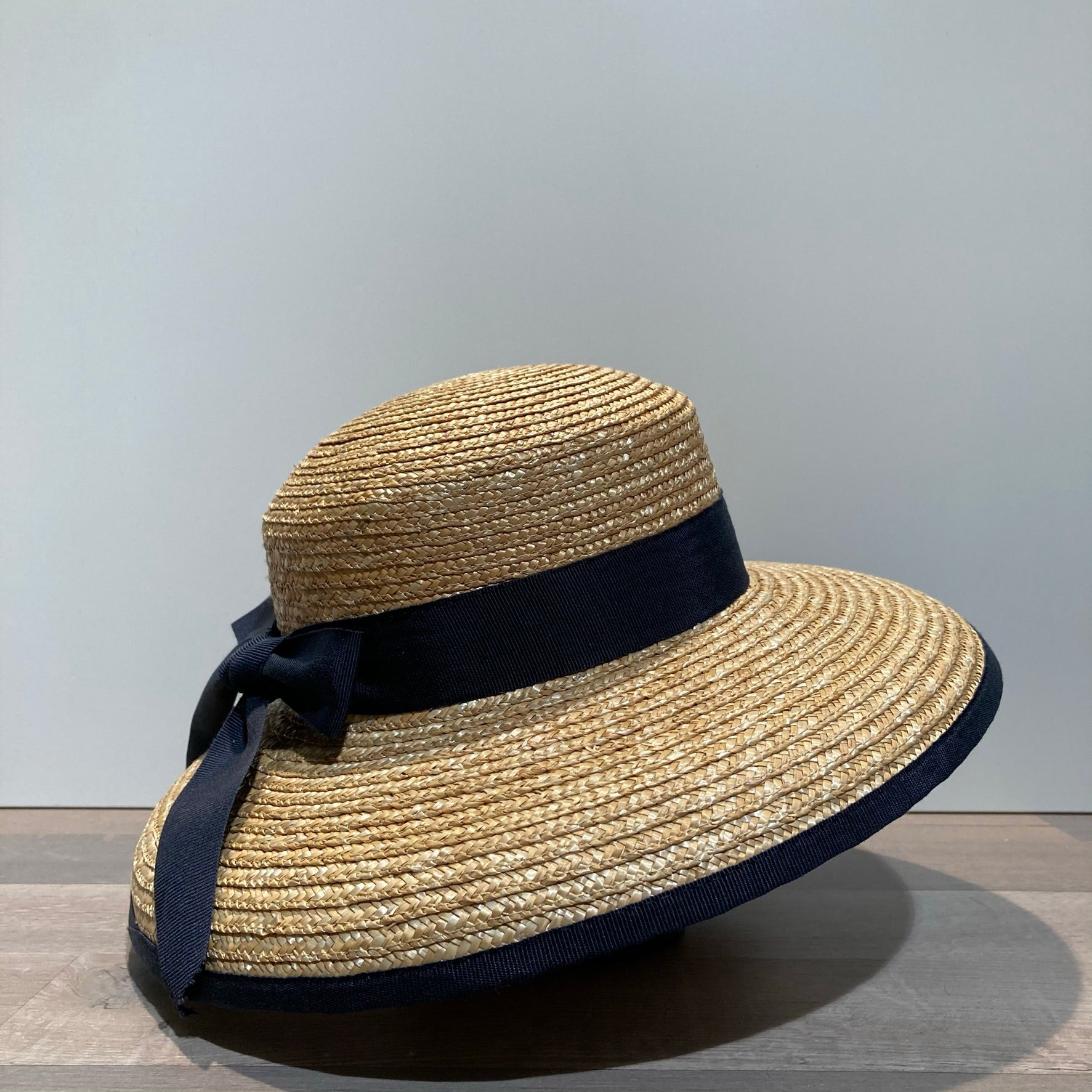 Chapeau bord tombant paille cousue ajustable avec ruban marine