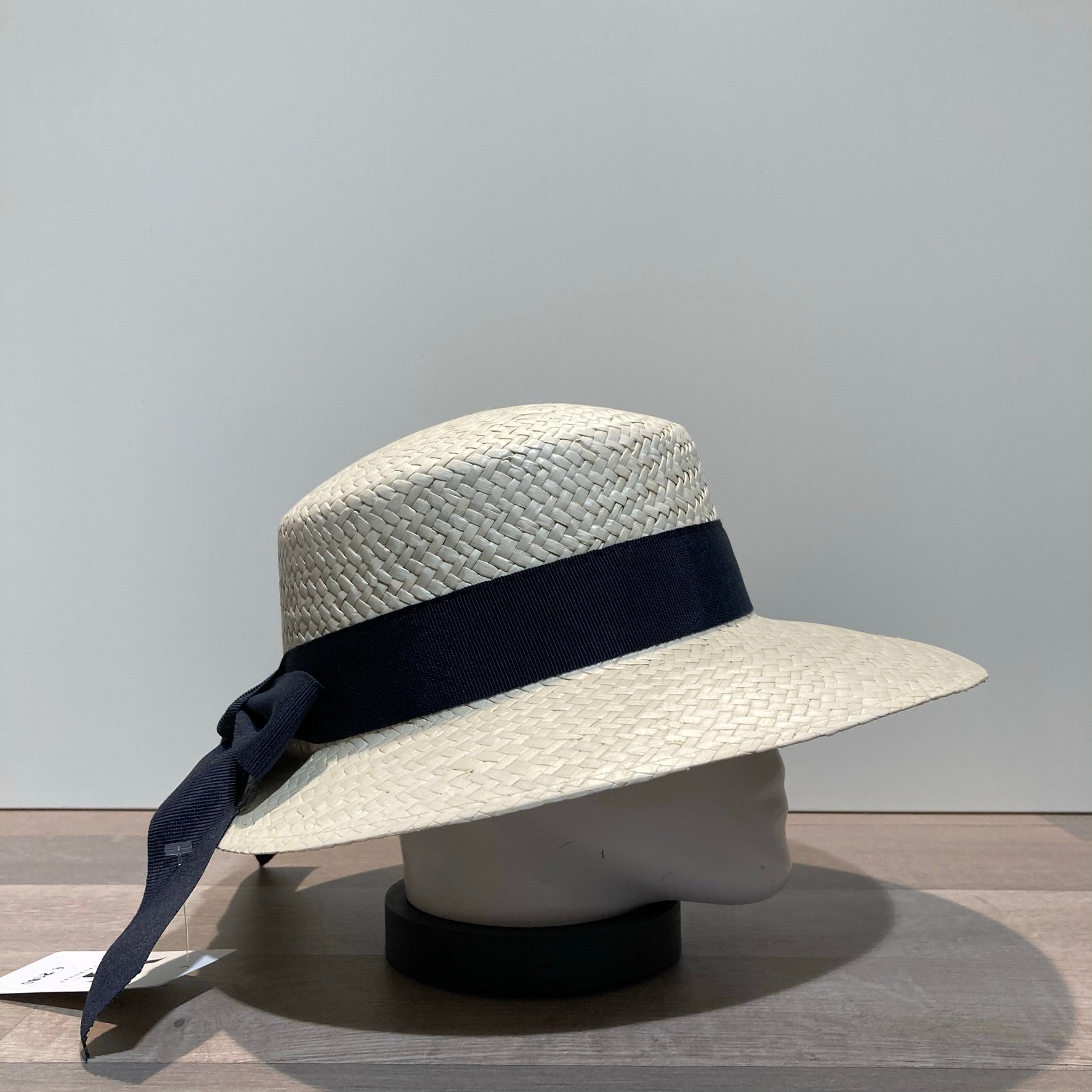 Casquette visière paille naturelle avec ruban marine